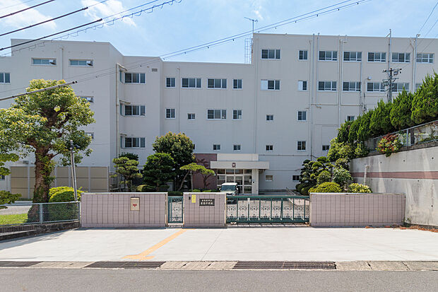 東陵中学校(約1,360m)