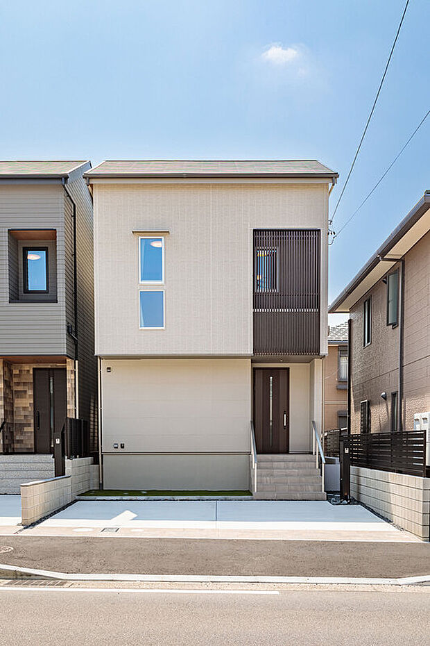 【外観】T-1／温かみのあるベージュカラーで優しい雰囲気の佇まい。外観を上品さを演出する小割り柄が印象的。