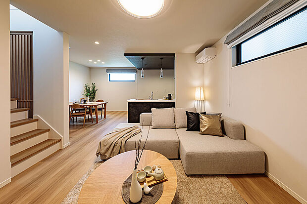 【リビングダイニング】T-2／1つの空間にありながらリビングとダイニングを分けることで2つの違う場所のようにそれぞれの空間を利用できます。別々の時間を過ごしながらも存在感が感じられる安心仕様です。