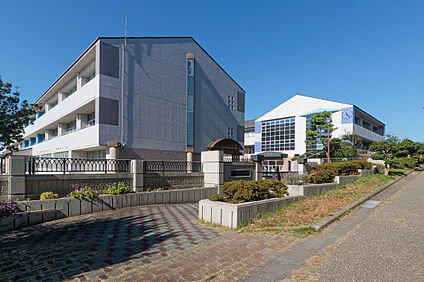 香久山小学校 1360m(徒歩17分)