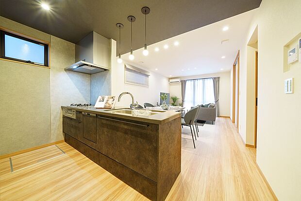 【キッチン】T-2/グレイッシュな色合いと力強いチェスナットの木目が、LDKに上品な落ち着きをプラス。モダンにもクラシカルにも馴染む、洗練された空間は、ほっと心安らぐ落ち着きを感じられます。