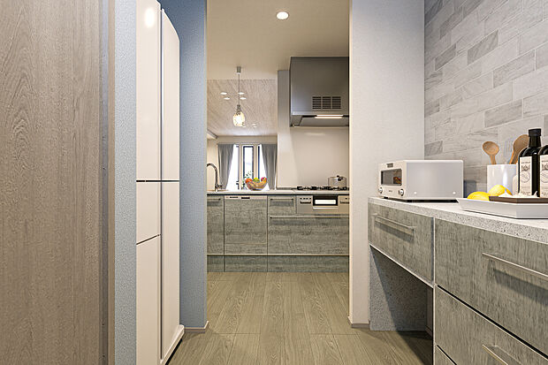 【キッチン完成予想図】T-3/収納力で差がつく、機能的なキッチン空間。背面には冷蔵庫や棚を置くゆとりがあり、便利な物入も完備しました。ストック品もスッキリと収まり、いつでも広々と使える理想の調理スペースです。