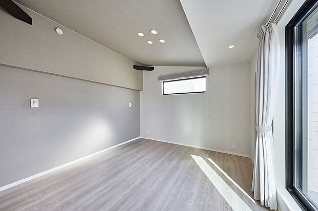 【主寝室】T-3/オープンタイプのウォークインクローゼットのある主寝室。9.1帖の広々空間にはベッドやサイドテーブルがゆとりある間隔で配置できます。