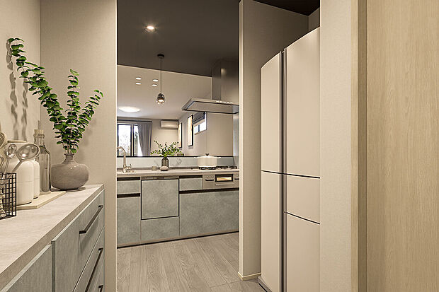 【パントリー完成予想図】T-1/キッチン背面には冷蔵庫やカップボード置き場を設け、パントリーとしても利用できる物入れも設置しています。雑貨や保存食などが1ヶ所に収まるので、キッチン周りがスッキリと片付きます。