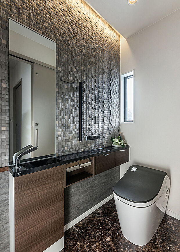 【トイレ】T-1/パナソニック「アラウーノ」に、手洗い器一体のセミフロートキャビネットを採用。足元を浮かせたデザインが空間に広がりを与え、日々のお掃除もスマートに。