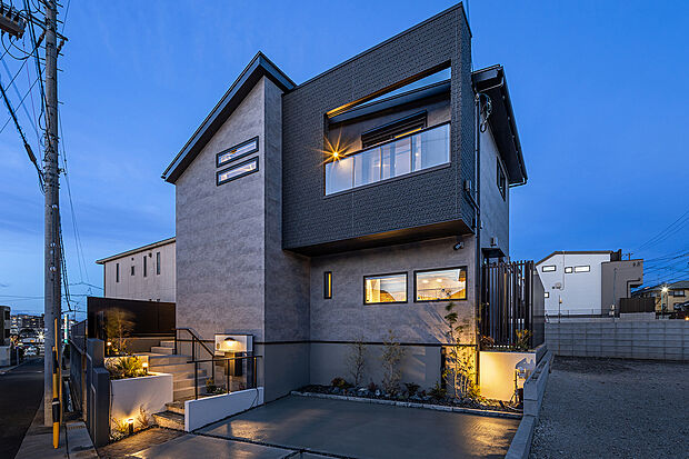 【外観】T-1/閑静な街並みに、温かな灯りが美しく調和。静寂に包まれた夜の佇まいが、帰宅する家族を優しく迎えます。小中学校や保育園が近く、スーパーも徒歩2分と利便性の良さで毎日の暮らしを支えます。