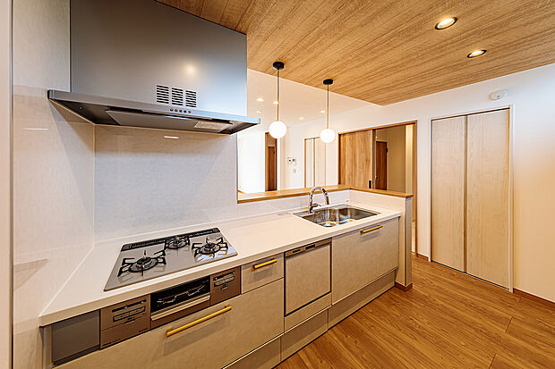 【キッチン】T-1/広々ワークスペース、3口コンロ、ビルトインの食洗機やグリルなど、最新の設備が整っており、毎日の料理が効率的で楽しくなります。