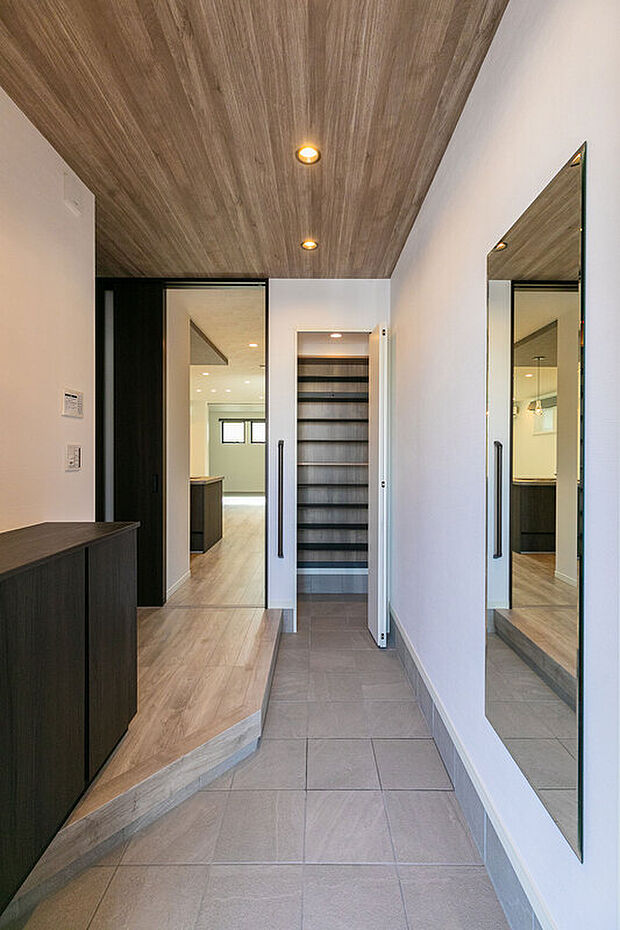 【玄関】T-1/入口正面にSICを設け、間口を広めに確保した玄関は小さなお子さんからご年配の方まで出入りスムーズ。脱いだ靴も片付けやすいからキレイな玄関をキープできます。