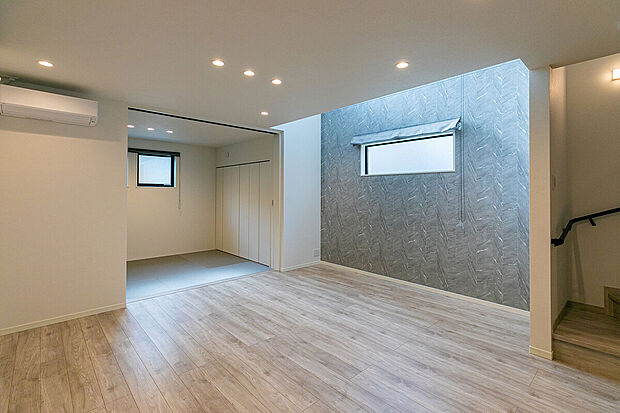 【リビングダイニング】T-1/陽差しと共に抜け感をもたらす吹抜けのあるLDK。18.0帖という広さに開放感が加わることで帖数以上の広さが感じられます。さらにダウンライトがスッキリとした空間を創りあげます。