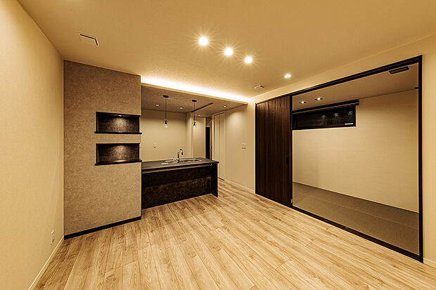 【リビングダイニング】T-3/折下げ天井が空間に美しいメリハリを。上質な間接照明と相まって、お洒落で特別な雰囲気を演出します。