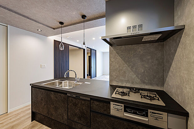 【キッチン】T-3/デザイン性と機能性を両立した、システムキッチン。料理が趣味になるような、スタイリッシュな空間で快適な毎日を。