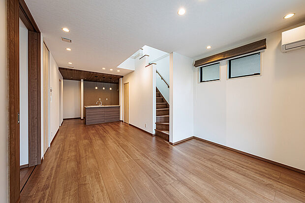 【リビングダイニング】T-1/階段上部には吹抜けを採用。計算された採光設計が、リビングの隅々まで柔らかな陽だまりを届けます。17.9帖の広がり以上に、開放感とゆとりを感じられます。