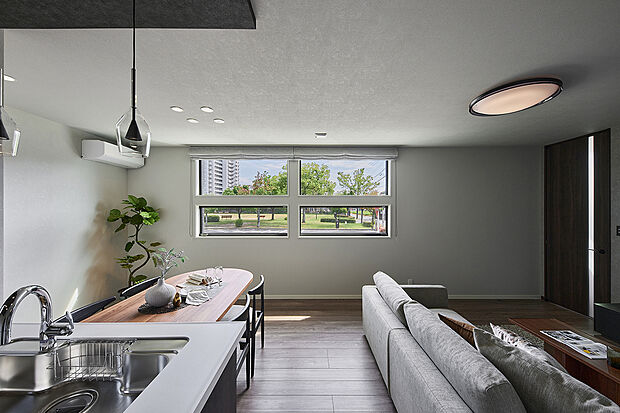 【リビングダイニング】T-3/南面に設けた大きな窓から、たっぷりと陽光が差し込む心地よい空間。時間の移ろいとともに表情を変える自然光が、室内にぬくもりと開放感をもたらし、穏やかで豊かな日常を演出します。