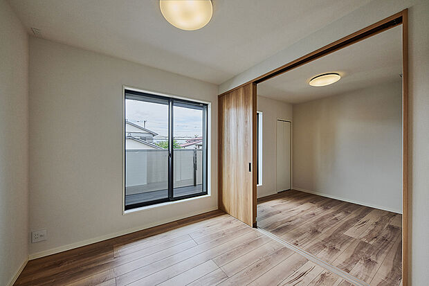 【続き間洋室】T-2/広々とした10帖の続き間の洋室は、ライフスタイルの変化にも柔軟に対応できる多目的な空間。バルコニーに面しており、たっぷりの自然光が差し込む、明るく開放的な居室です。