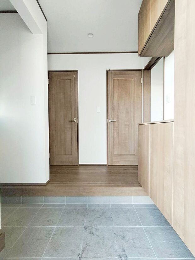 【室内玄関】玄関には大容量のシューズボックスがございます。ご家族皆様の靴がキレイに収まり、玄関周りは常にスッキリ！