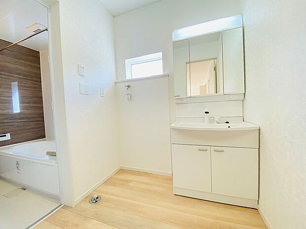 【洗面台(参考写真)】【参考写真】洗面台☆
小物類は三面鏡の後ろへスマートに収納☆身だしなみも細かくチェック♪
身支度を整えたら、もう一歩先のおしゃれへ。