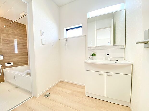 【洗面化粧台】３面化粧台ですよ☆広めの洗面所なので朝からゆとりが持てますね☆