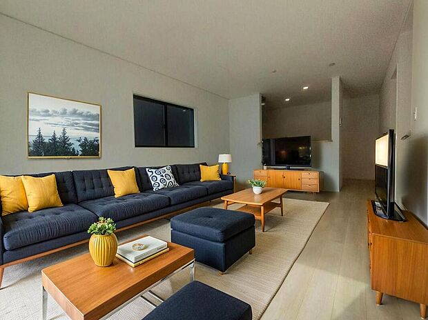 【リビングダイニング】採光良好なリビングは、ご家族が集まる憩いの場。居心地が良くご家族の会話も楽しめます。