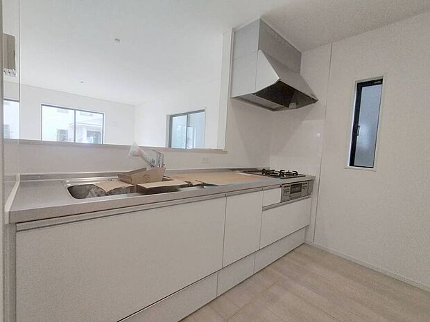 【キッチン】使い勝手のよいカウンターキッチンです。家事をしながらお子様の様子も見れるので安心です。