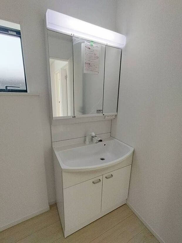 【洗面所】シャワー機能付き洗面台は広めの洗面ボウル、３面鏡なので収納スペースもあり洗面周りはスッキリ片付きます。