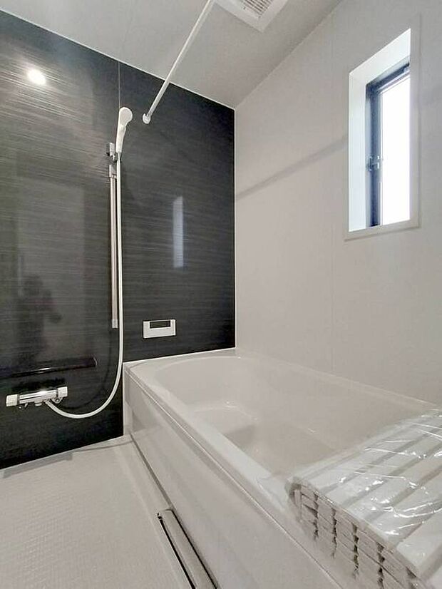 【浴室】一日の疲れをとるバスルームです。半身浴もできるバスタブでゆっくり湯船につかり心と体を癒しリラックスできます。