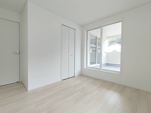 【洋室】清潔感のあるホワイトカラーで統一されており、飽きの来ないお部屋で作りができます。