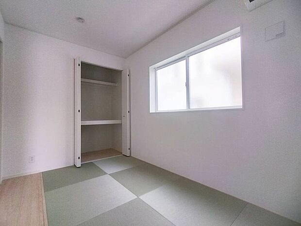 【和室】急な来客時、ご両親の宿泊の場所として、またリビングに隣接していますので、小さなお子様のお昼寝・遊び場や家事の場所としても活躍致します♪