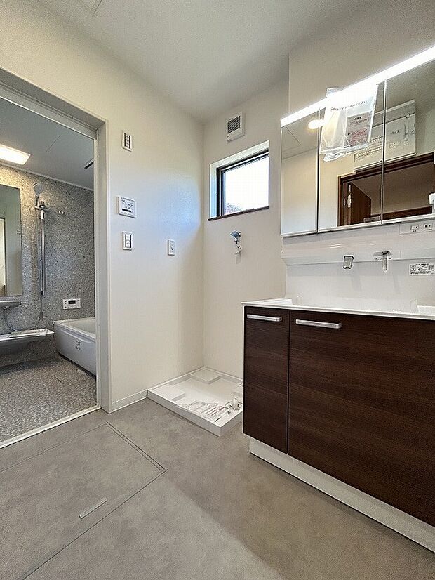 【洗面台】●三面鏡の裏にも収納あり
●継ぎ目や隙間が少なくお手入れしやすいカウンター