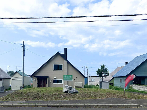 【現地写真】
南向き公道12mに14.5m面する間口十分な敷地。道路を挟んだ向かいには金山バイパス公園他、テニスやバスケットボールコートのある金山公園も徒歩4分です。(2025年6月撮影)