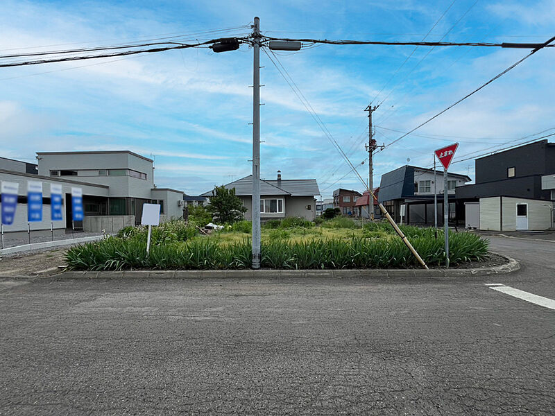 【現地写真】
幅員約8mの角地につき陽当り良好、開放感がございます。暖かい陽光と通り抜ける風を感じられますね。
【2024年9月撮影】