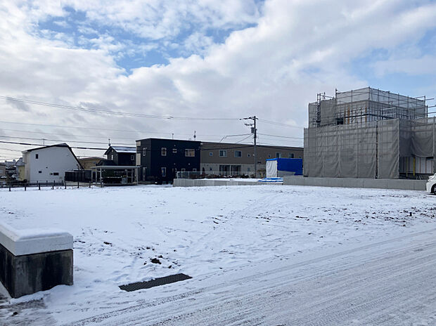 【現地写真】
函館市山の手2丁目に登場の売地。函館バス「北中学校前」バス停まで徒歩約3分 とバスアクセス良好の立地です。
(2024年12月撮影)