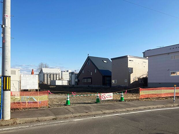 【現地写真】
南西向きで陽当り良好、全2区画の売地が登場です。間口の広い整形地につき開放感がございます。
(2025年4月撮影)