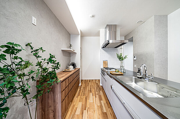 【キッチン】
コミュニケーションの機会が増えるリビング階段採用。ご家族と朝のふれあう時間が増えたり、帰宅を温かく迎えることができますね。