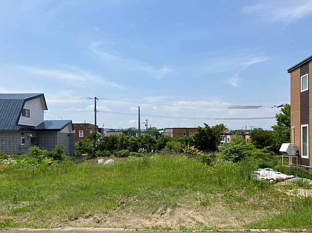 【現地写真】
国道36号線が近くお車での移動も便利な立地。周辺には高い建物が少なく、陽当り・眺望良好、開放感がございます。
(2025年6月撮影)