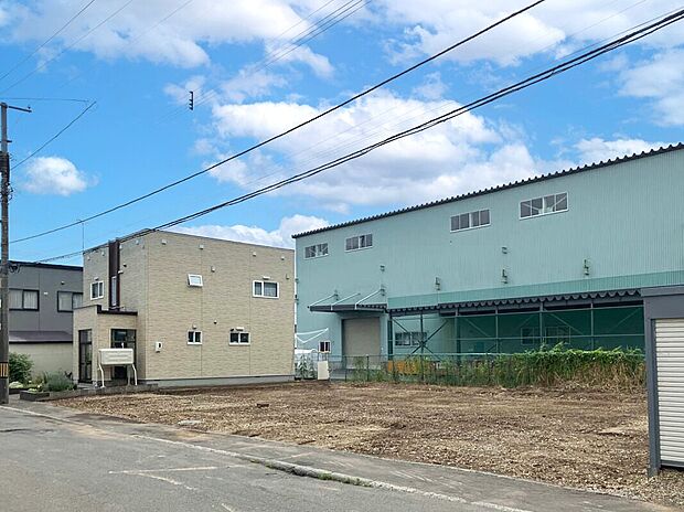 【現地写真】
幅員約8mの東側公道に面しています。周辺には高い建物が少ないため陽当りも良好。暖かい陽光を感じられます。
(2025年7月撮影)