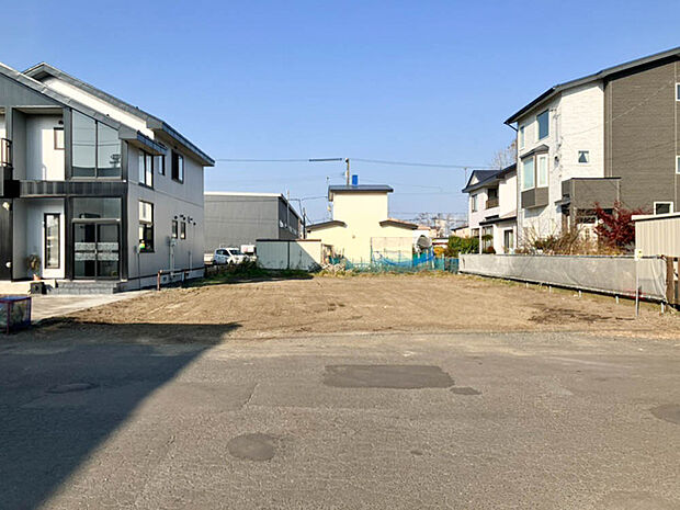 【現地写真】
南東向きで陽当り良好!約76坪のゆとりある売地です。釧網本線「釧路」駅まで徒歩約15分とアクセスも良く、暮らしやすい立地が魅力です。
(2025年10月撮影)