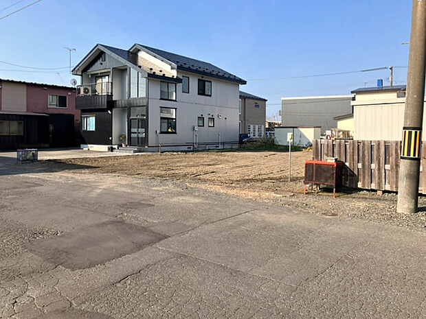 【現地写真】
家計に優しい都市ガスエリア。前面道路は幅員約11mと広く、明るく開放感がございます。お車の出し入れも楽々ですね。
(2025年10月撮影)