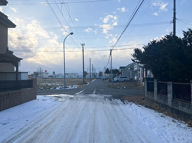 【現地写真】
「柏小学校」まで徒歩約9分と、小さなお子様も無理なく通学できる距離です。商業施設も揃った便利な立地です。
(2025年12月撮影）