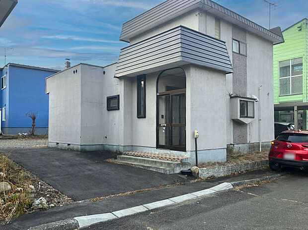 【現地写真】
約77坪のゆとりのある整形地で様々な間取りにも対応できます。複数台駐車可能なカースペースやお庭の設計もご検討いただけます。
(2025年12月撮影)