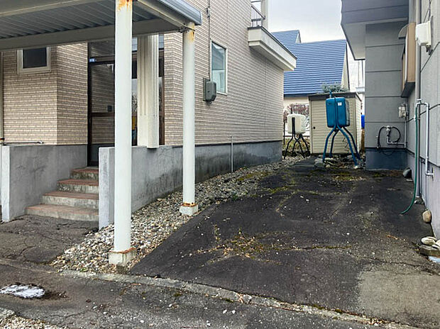 【現地写真】
近くには緑地があり、自然豊かなロケーションも魅力のポイント。子育て世帯にもおすすめできる環境です。
(2025年12月撮影)