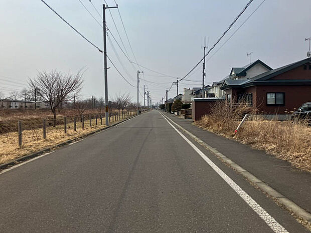【現地写真 南東前面道路】
どこまでも続いていそうな見通しの良い道路に面しています。歩道がございますので、小さなお子様との外出や、ペットとのお散歩にも心強いですね。
(2026年3月撮影)