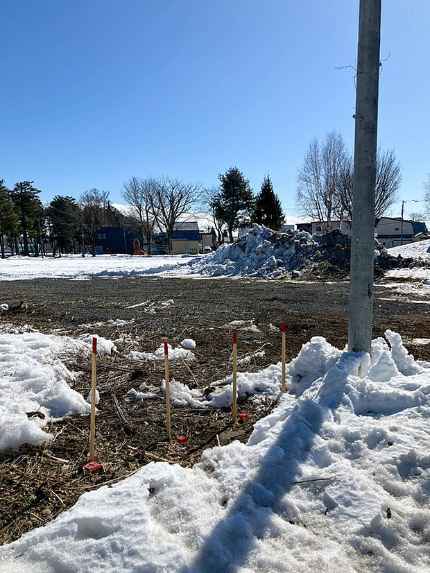 【現地写真】
現況は更地につき解体費用が抑えられ、引き渡し後すぐに着工可能です。土地の広さや建設後のイメージもすぐに確認できます。
（2026年3月撮影）