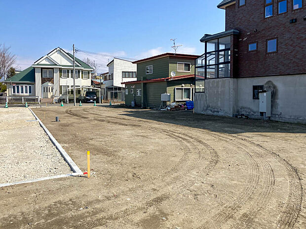 【現地写真】
1号地は幅員6.8mの公道に面し開放感がございます。お車でのすれ違いや駐車もスムーズにできますね。
(2026年3月撮影)