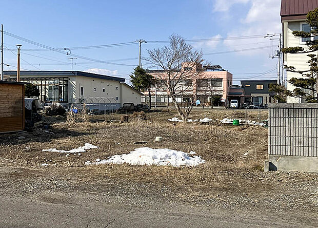 【現地写真】
開放感あふれる住宅地の一画に登場の売地です。拓殖バス「西5条北4丁目」バス停まで徒歩約3分、バスアクセスの良い立地です。
(2026年4月撮影)