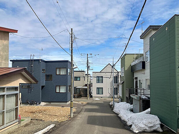 【現地写真】
南東側が公道に面したうれしい立地の物件です。陽当り良好、暖かい陽射しを感じられます。
(2026年4月撮影)