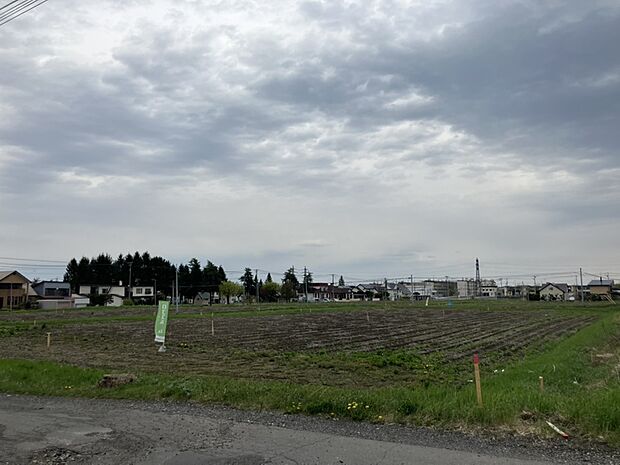 【現地写真】
土地の広さや建設後のイメージをすぐに確認できます。周辺環境と合わせてぜひ現地をご覧ください。
(2026年5月撮影)