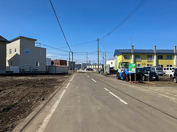 【現地写真】
幅員約6mのゆとりある道路に面しています。きれいに舗装された前面道路は、お住まいの見栄えも良くしてくれますね。
(2026年4月撮影）
