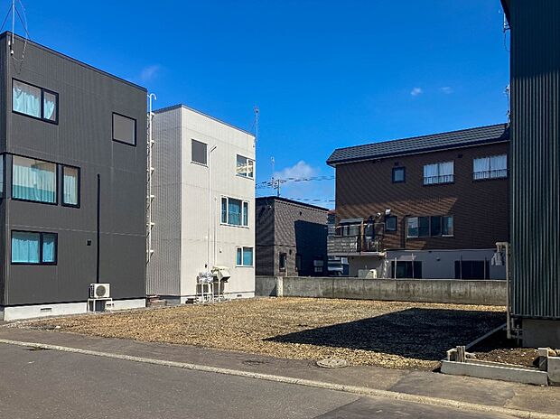 【現地写真】
地下鉄東西線「南郷13丁目」駅まで徒歩約14分とアクセス良好、「南郷7丁目」駅もご利用可能で通勤通学に便利な立地です。
(2026年5月撮影）