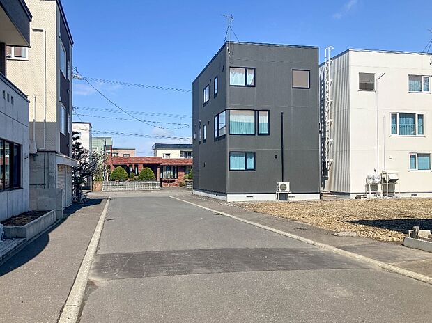 【現地写真】
幅員8mの公道に面し明るく開放感のある区画です。お車でのすれ違いや駐車もスムーズにできますね。
(2026年5月撮影）