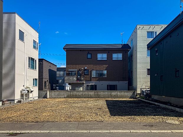 【現地写真】
現在更地のため、解体費用が掛からずスムーズに建築を進められます。土地の広さなども確認しやすくなっております。
(2026年5月撮影)